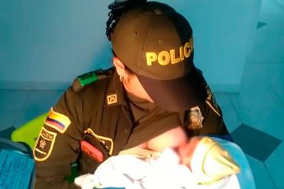 poliziotta allatta neonata