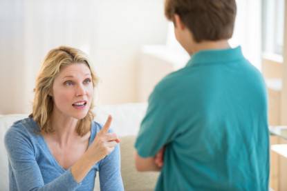 mamma rimprovera figlio