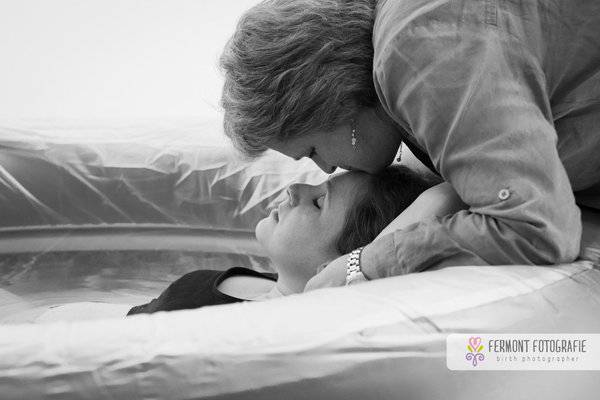 bacio nonna e figlia