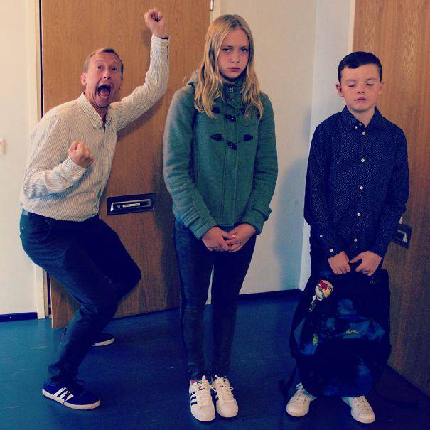 genitori felici per il primo giorno di scuola