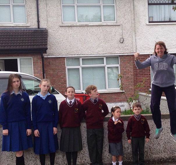 genitori felici per il primo giorno di scuola