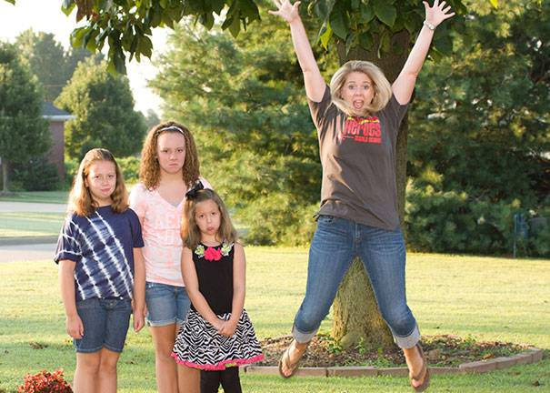 genitori felici per il primo giorno di scuola
