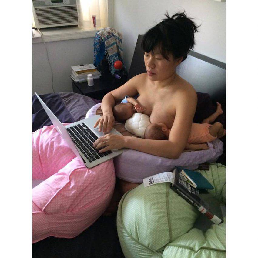 mamma allatta gemelli