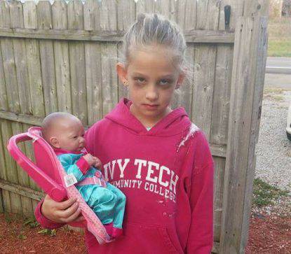 bambina-mascherata-da-mamma-dettaglio