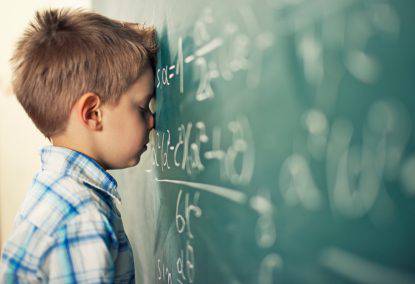 Un bambino non riesce a fare un'operazione matematica 