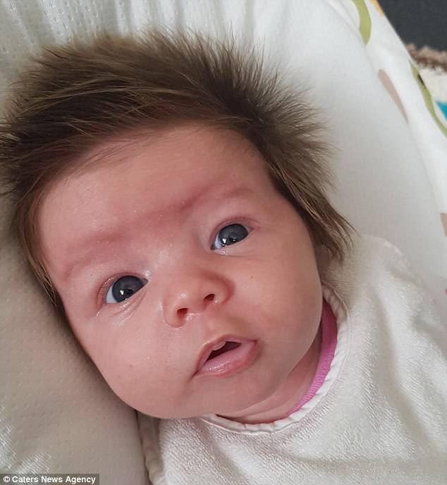 Una bimba di 4 settimane con "incredibili capelli" viene ...
