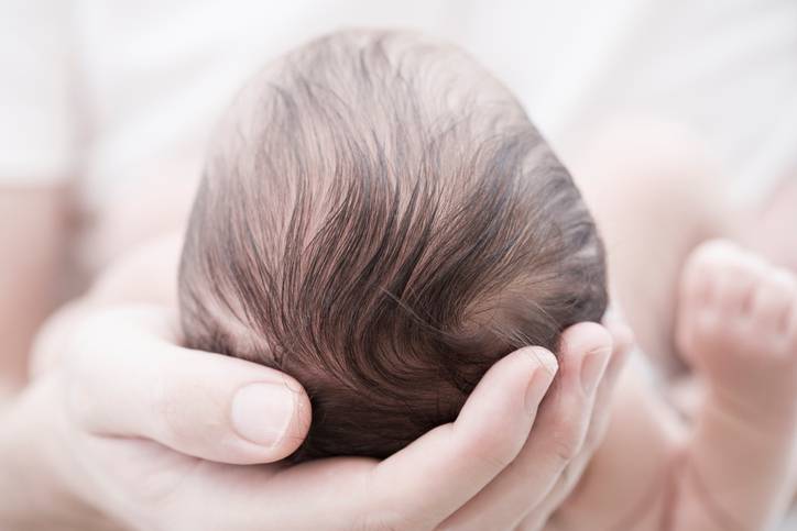 neonati con capelli