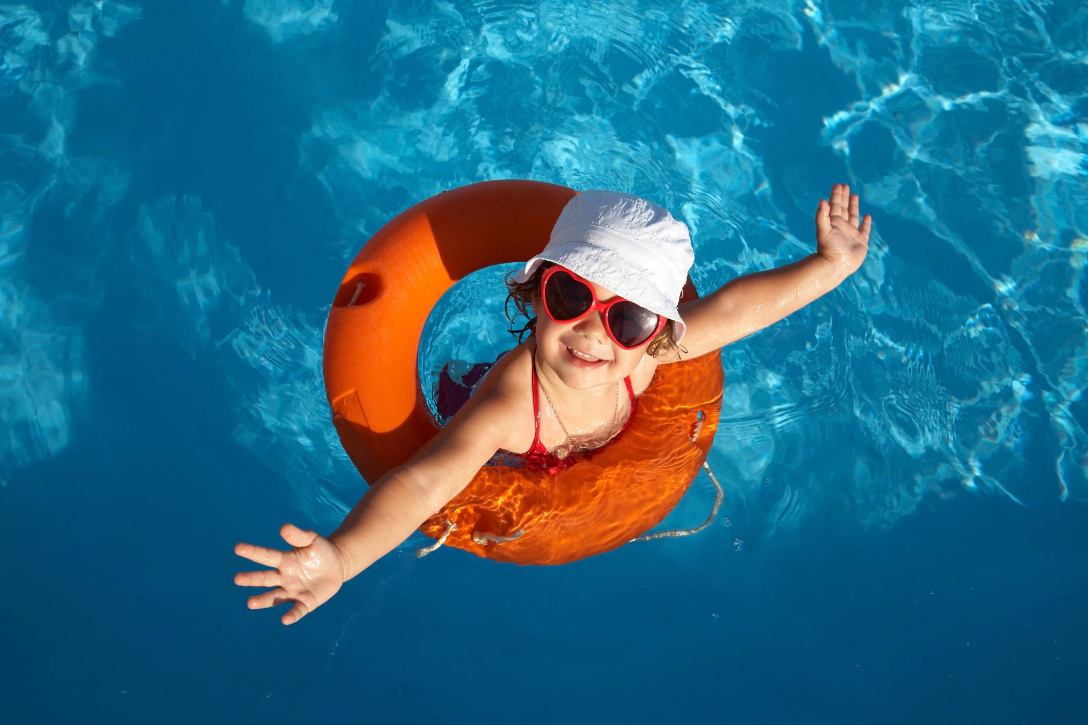 Bambina si diverte in piscina