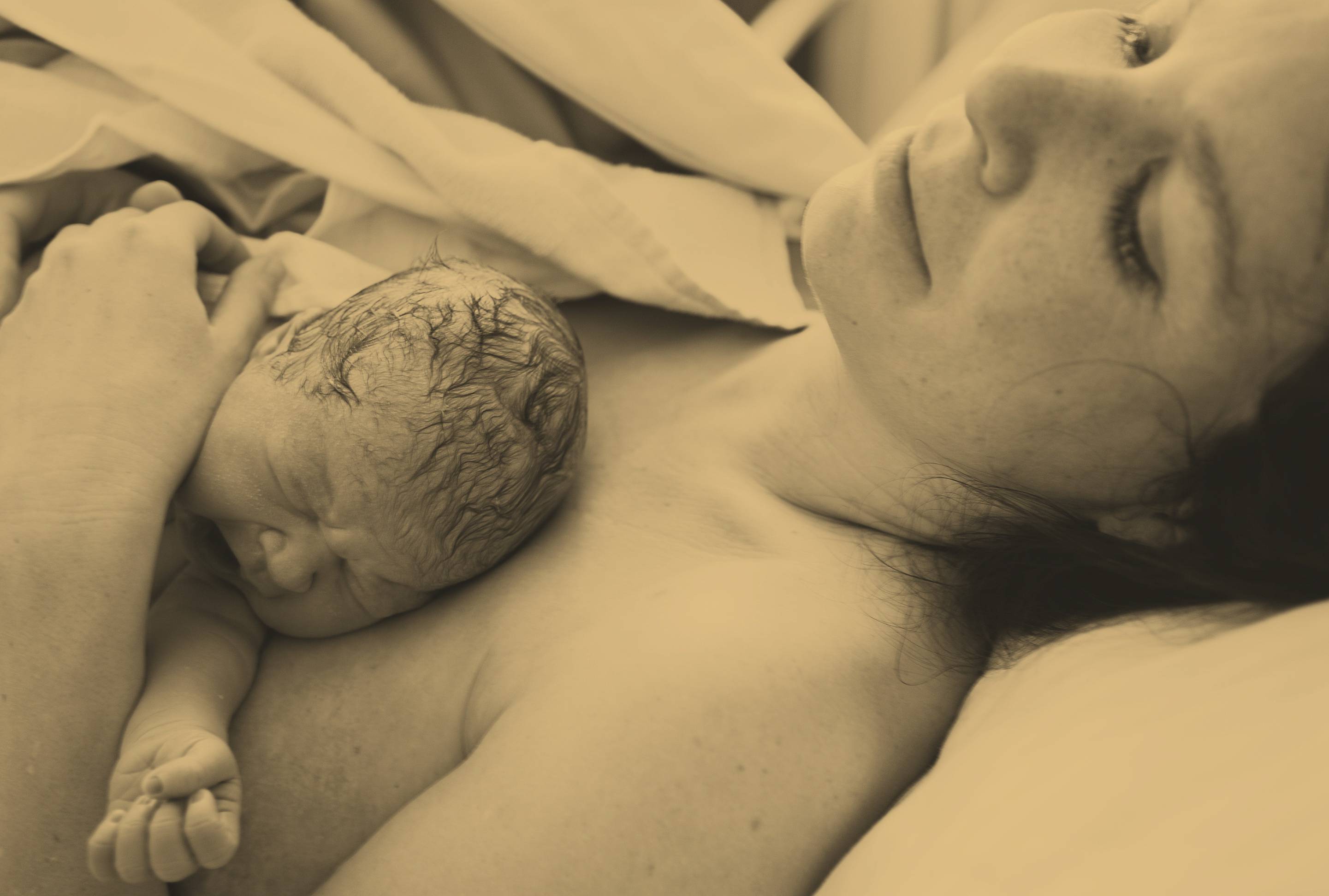 Mamma e figlio dopo parto naturale con assistenza doulà-
