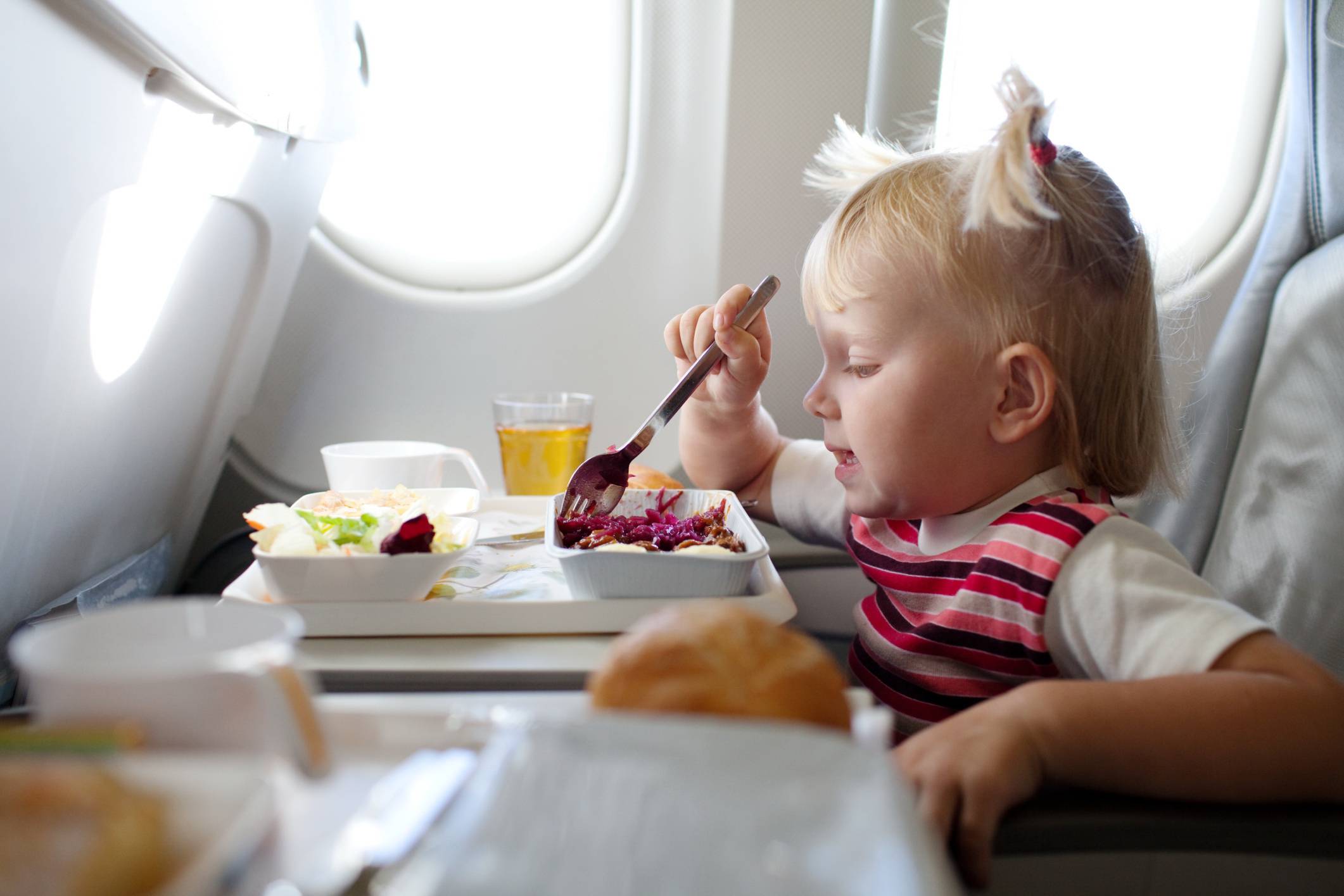 Bambina mangia su aereoplano