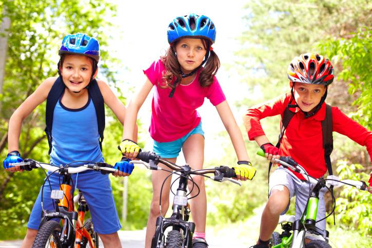 Bambini che vanno in bicicletta