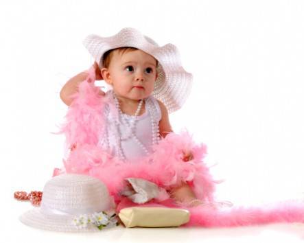 Bambina con vestito e accessori rosa