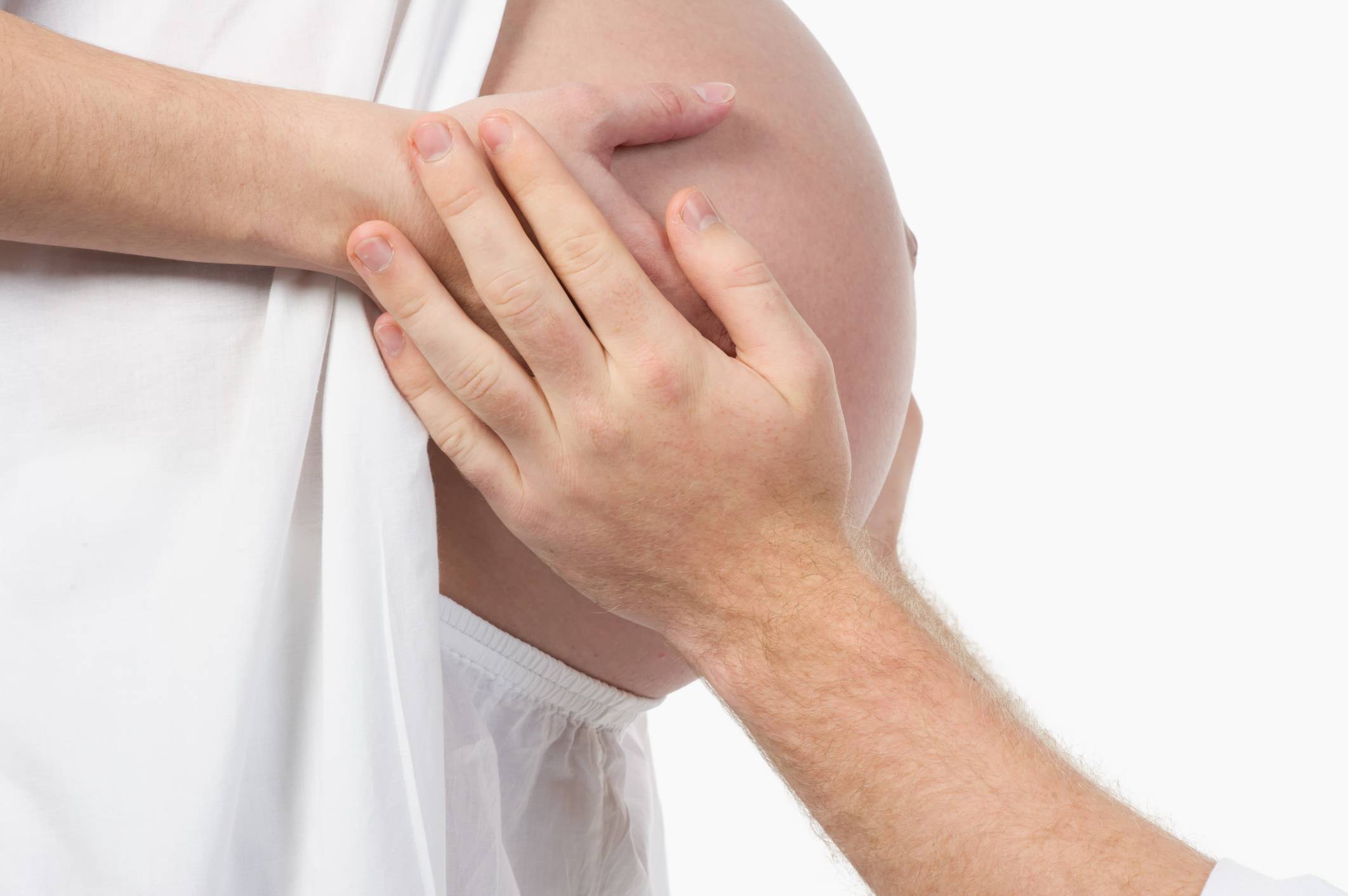 pancia di donna incinta e mani di uomo