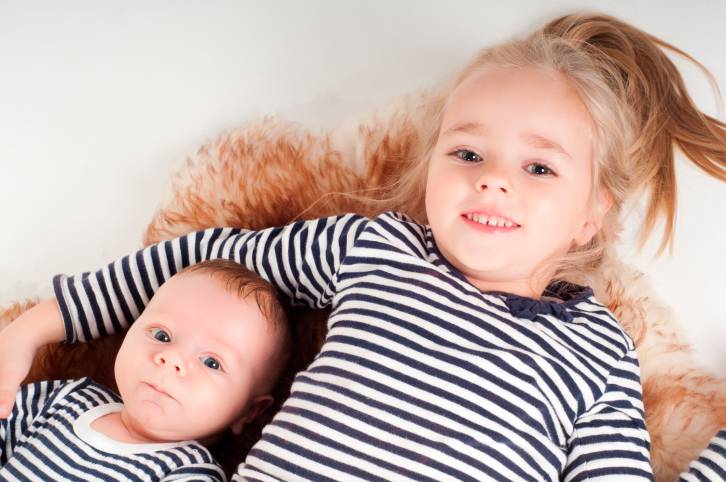 Neonato con sorellina più grande