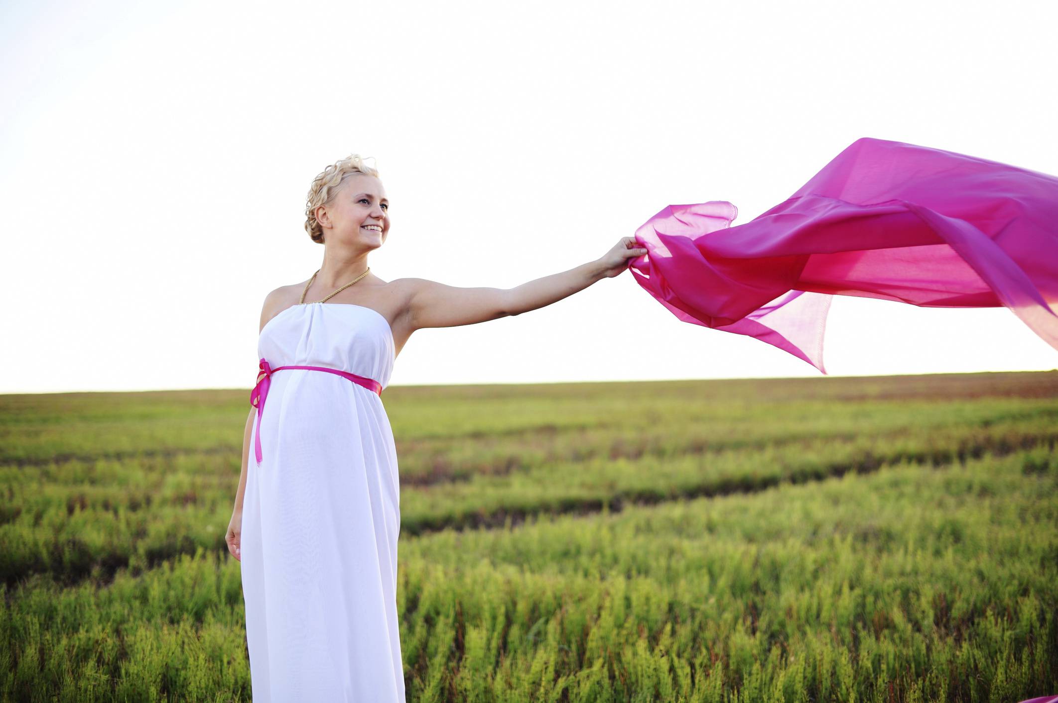Donna incinta su un prato, l'immagine della femminilità