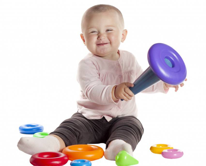 Bambina sorride con giocattoli educativi