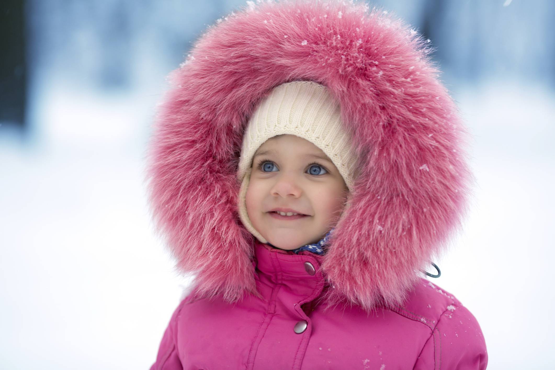 Bambina sorridente sulla neve