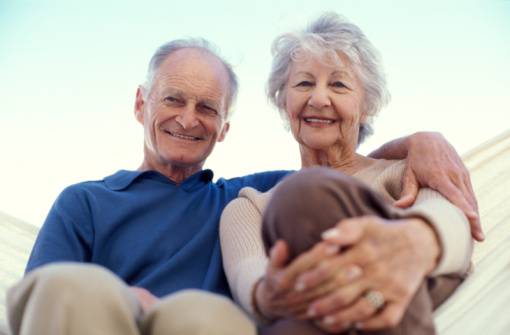 Coppia di nonni sorridenti