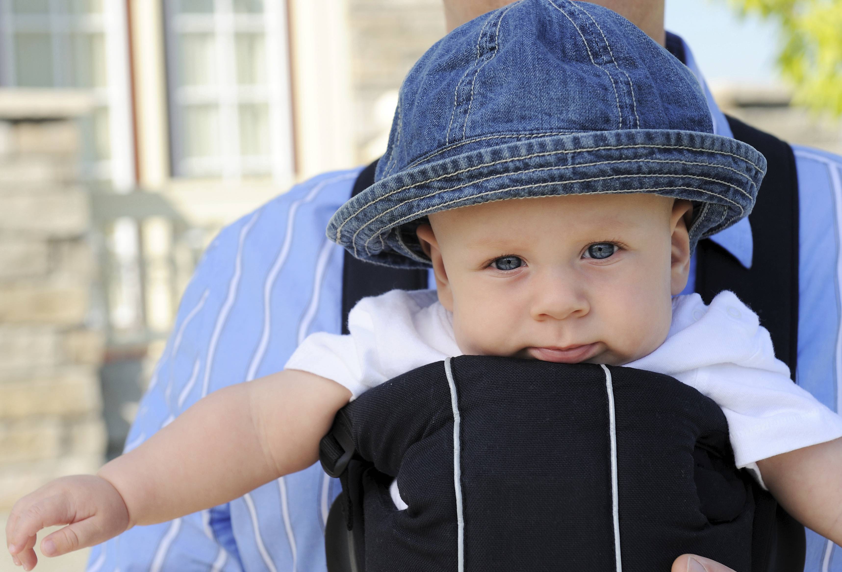 Bambino nel marsupio con papà