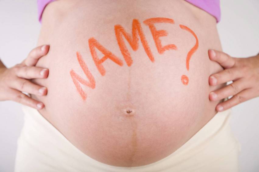 Donna incinta con la parola "nome" scritta sulla pancia
