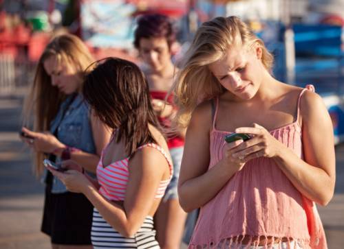 Adolescenti alle prese con gli smartphones