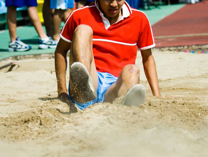 Ragazzo atterrato dopo un salto in lungo