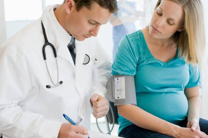 donna incinta con medico