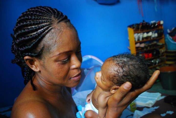 Lydia e il piccolo Awintirim - ©UNICEF Ghana/2012/Madeleine Logan