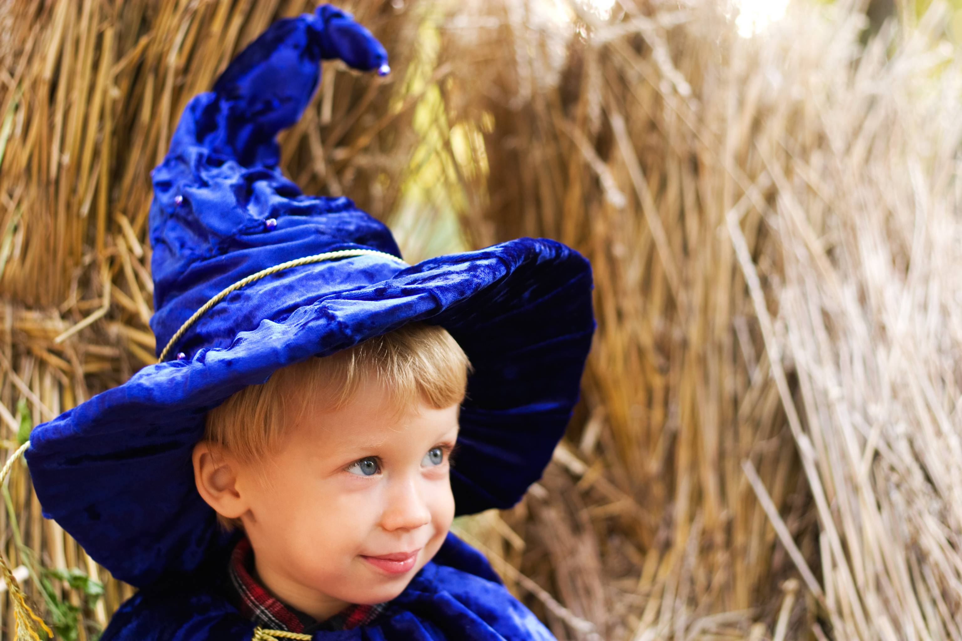 Bambino con cappello da mago