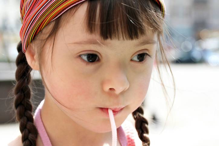 Ritratto di una bambina con Sindrome di Down