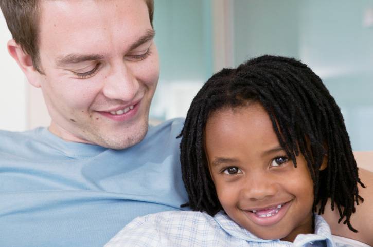 Un papà con sua figlia