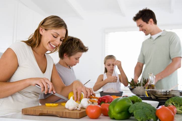 Famiglia che prepara insieme il pranzo