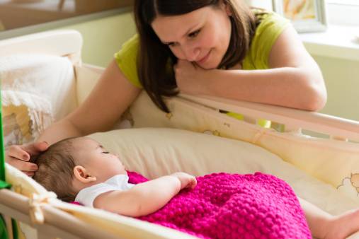 mamma che mette a dormire il bambino