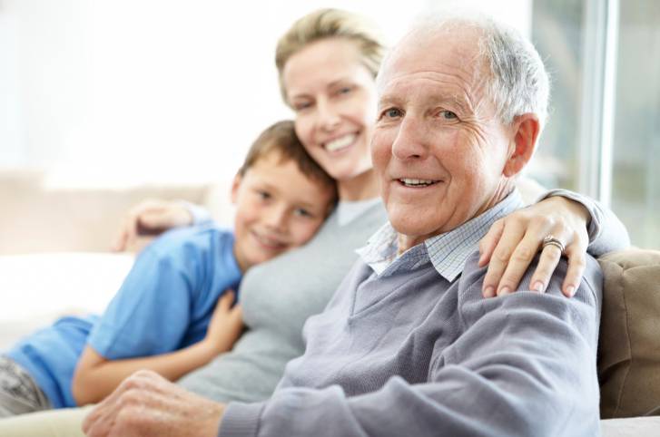 Nonno con figlia e nipote