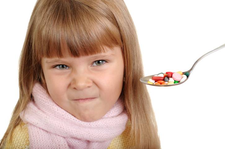 Bambina faccia scocciata non vuole prendere medicine