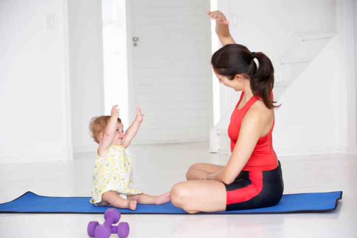 Mamma e bimba ginnastica