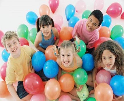 bambini con i palloncini