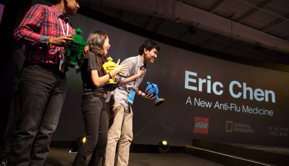 I tre vincitori del concorso Google Science Fair con in mano i premi
