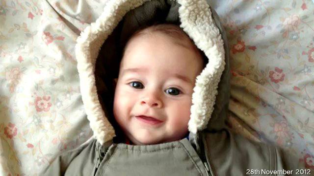 bambino con cappotto invernale