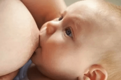 madre allatta il figlio al seno