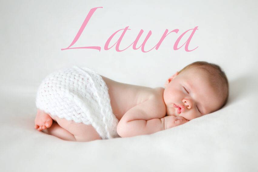 bambina di nome Laura dorme