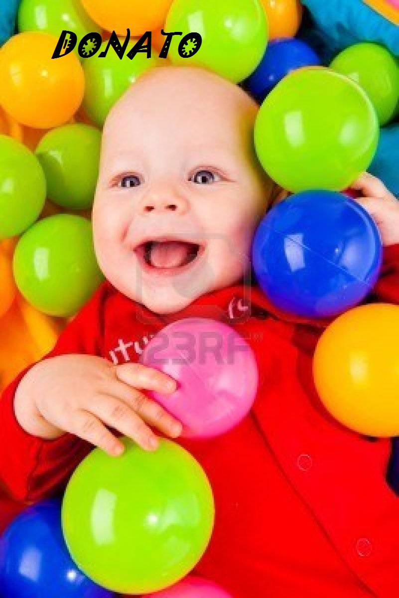 neonato in mezzo ai palloncini con scritta del nome Donato