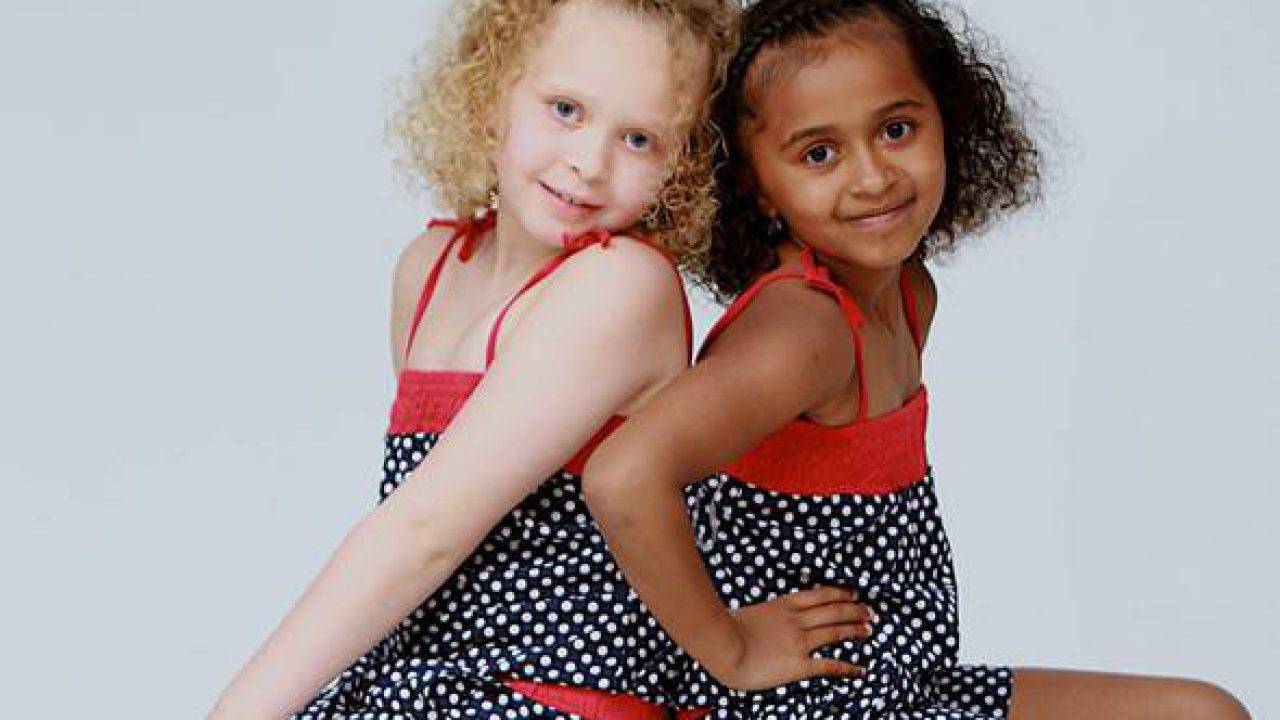 Две черные близняшки. Сёстры Киан и Реми Хордер. Киан и Рими Ходжсон. Близняшки с разным цветом кожи.