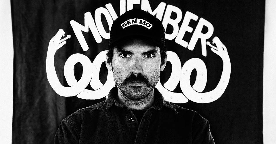 copertina movember uomo con i baffi