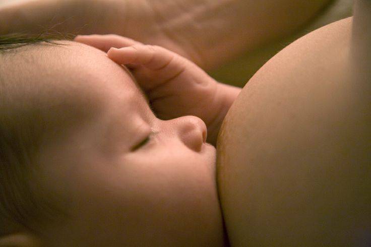 mamma che allatta bimbo