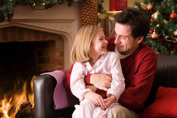 padre e figlia davanti al camino