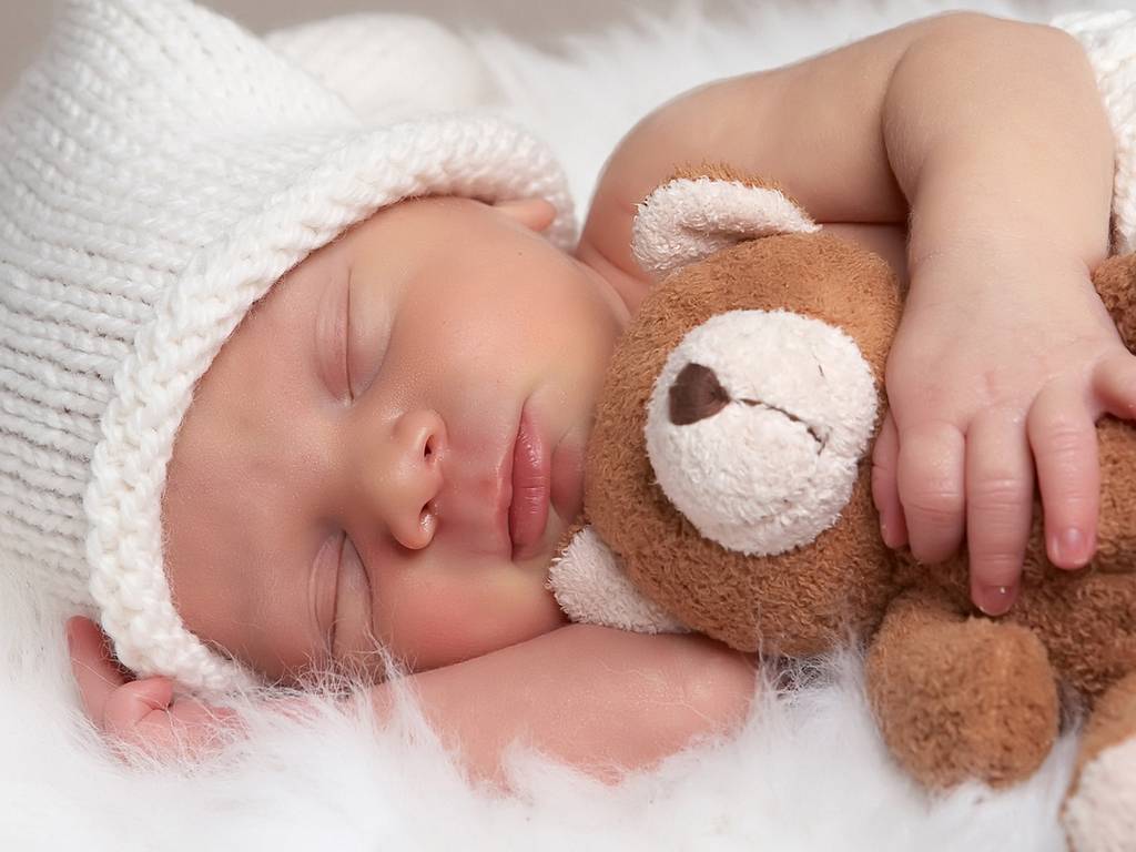 bambino dorme con il suo orsacchiotto