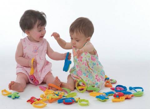 bambini giocano con giocattoli colorati