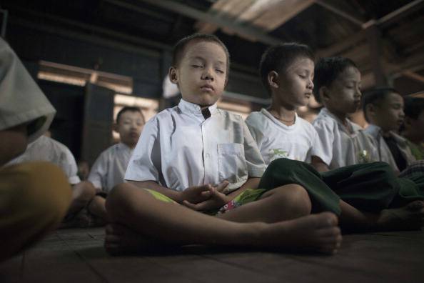 Bambini che meditano