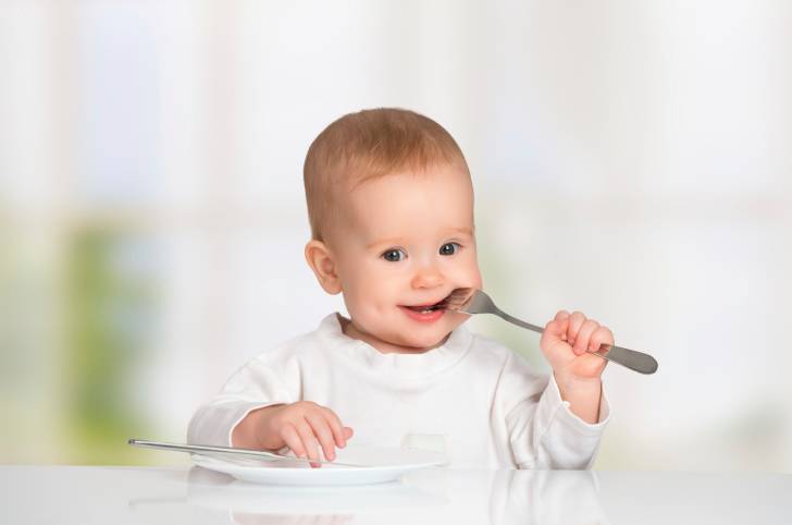 Bambino che aspetta di mangiare